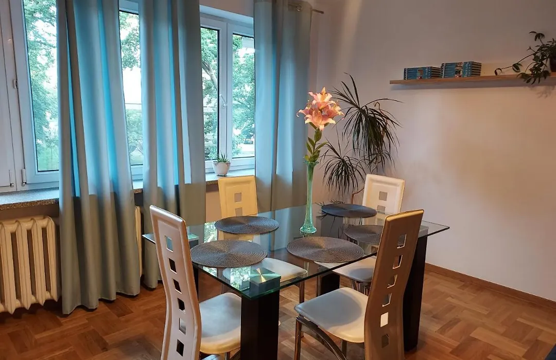 APART- salon z aneksem kuchenym, 2 sypialnie, łazienka-1